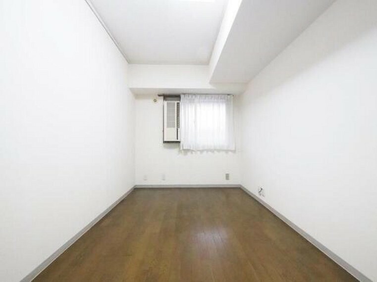 洋室 清潔感あるホワイトの壁紙と温もり溢れるカラーの床材が見事に調和した本邸宅。毎日の生活を少しでも快適に過ごして頂ける様、飽きの来ない雰囲気が大切です。