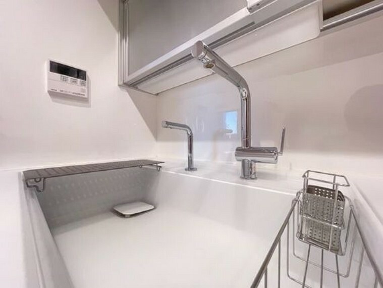ダイニングキッチン キレイなお水がいつでも安心して飲める除菌水生成器付き。シンクまわりもすっきりとし水栓のデザインもオシャレ。