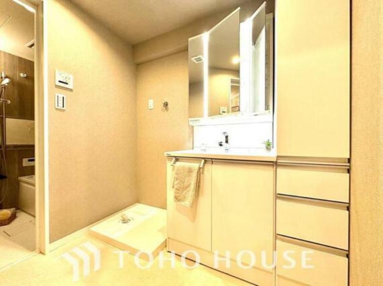 脱衣場 お家の中でも特にプライベートスペースとなる洗面所は、洗濯場所と浴室を同じ空間でまとめております。