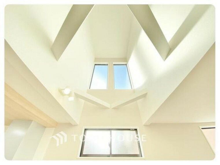 リビングには吹抜けを採用し、天井が高く見えます。視界が抜けて視覚的に広く開放感と明るさを感じます。