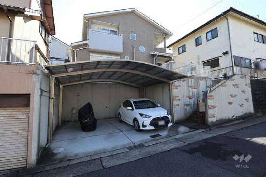 物件の外観（北側から）カーポートは屋根付き。