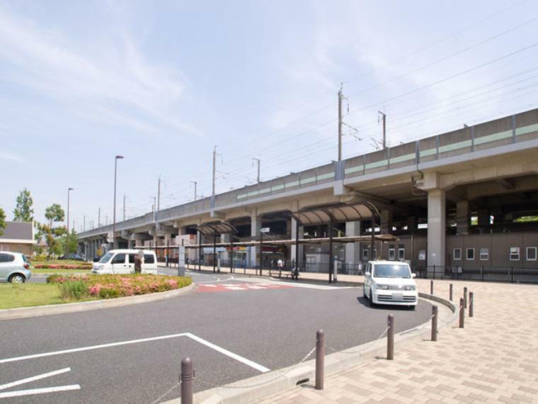 JR埼京線「南与野」駅（JR埼京線の各駅停車駅。埼京線の開通と同時に開業しました。旧・与野市の中心地にある駅です。周辺には住宅も商業施設も多いため、利用者数は快速停車駅である隣の「与野本町」駅よりも多いです。）