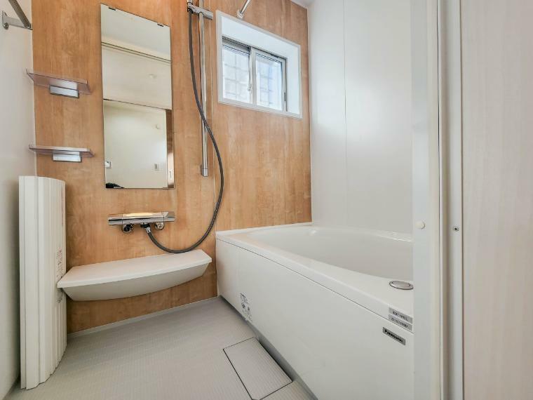 浴室 【浴室暖房乾燥機】 雨の日の部屋干しは乾きにくく、生乾きの臭いが気になります。浴室暖房乾燥機があればそんな心配はいりません。換気や暖房機能もあるのでカビの発生や寒い日のヒートショックも防ぎます。
