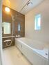 浴室 ナチュラルウッドテイストで落ち着ける雰囲気のバスルーム。