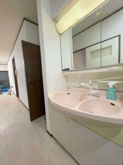 【洗面所・洗濯機置き場】<BR/>明るくワイドな3面鏡を備えた洗面化粧台。二人並んでもゆとりのある洗面室となっております！