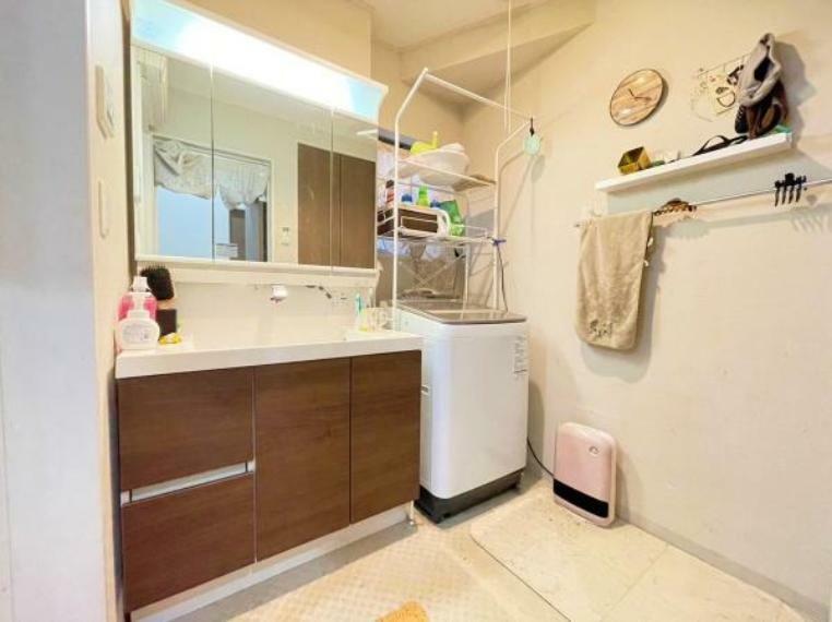 ～Wash room～大きな洗面　家族みんなが毎日使う洗面室。忙しい朝には使いやすい洗面で、ステキな一日のスタートをきりましょう。