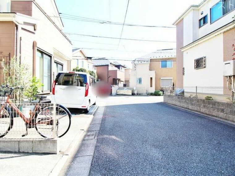 車通りの少ない前面道路の様子