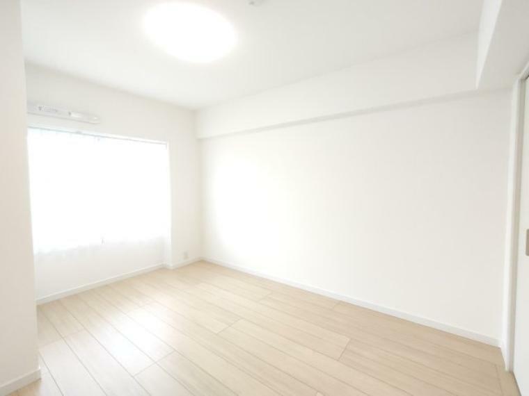 洋室 ・洋室　5.0帖 シンプルで何にでも合う白でまとめられた空間です。様々なスタイルに染められる余白があります。