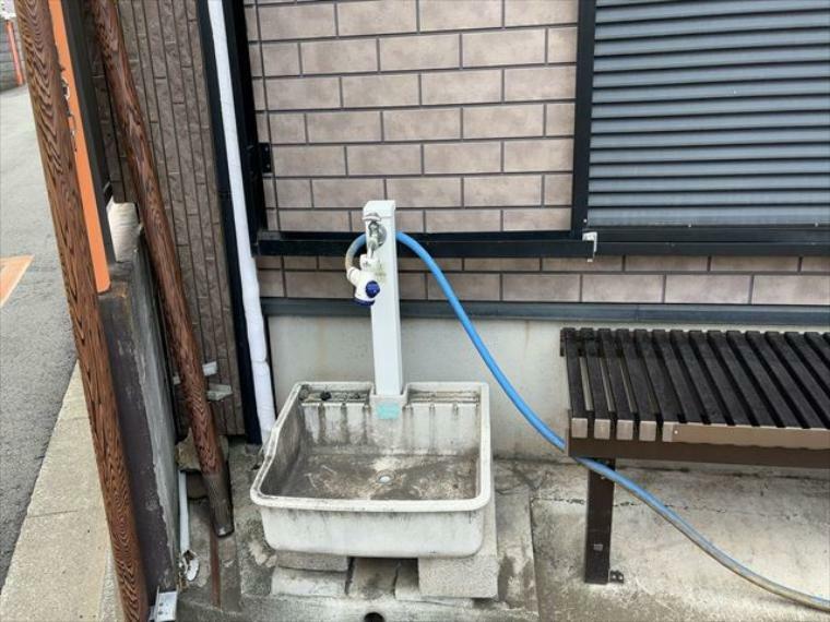 敷地内に散水栓や立水栓があると便利です。水道水を直接利用できるため、水を運ぶ手間を省くことが出来ます。大量の水を必要とする洗車作業や清掃などに役立ちます。その他設備とあわせて、現地でご確認ください。