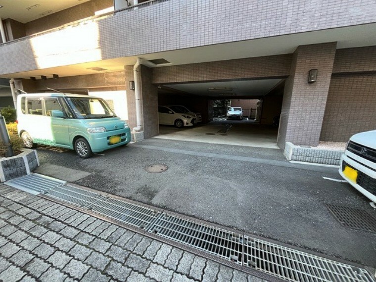 駐車場 車一台あたりに必要なスペースは、標準サイズの普通自動車で横幅2m50cm、長さ5mは必要になります。ただし、乗降のことも考慮して横幅3m30cm、長さ5m50cmほどは確保できるところを選びましょう。