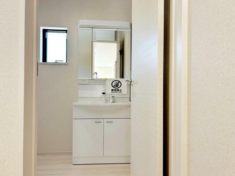 【洗面台】<BR/>三面鏡裏収納には化粧品や洗面用品類をスッキリ整理できます