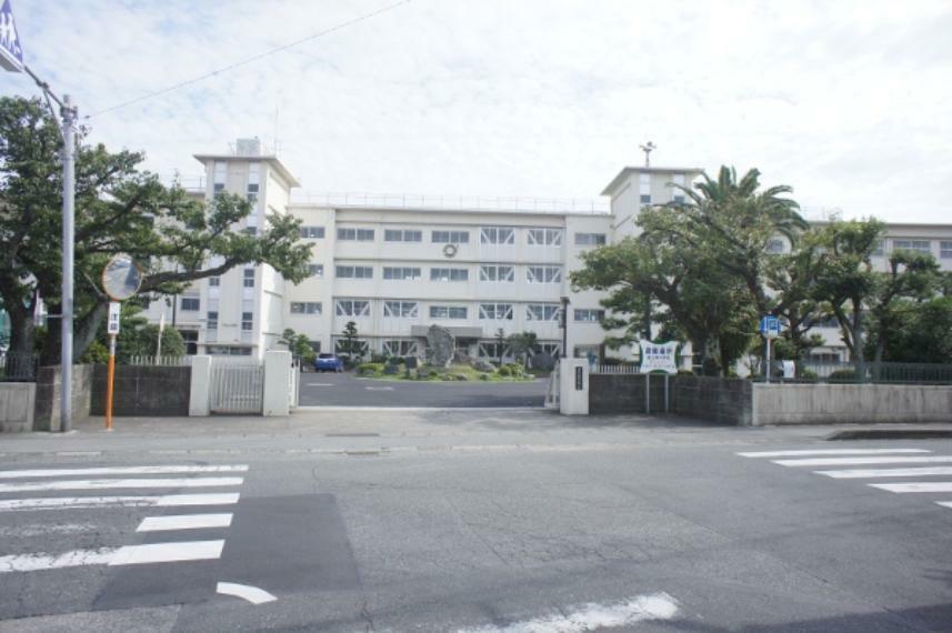 【小学校】富士南小学校まで約850m（徒歩約11分）です。1キロ圏内に教育機関があると、ご家族も安心して通学させられますね。
