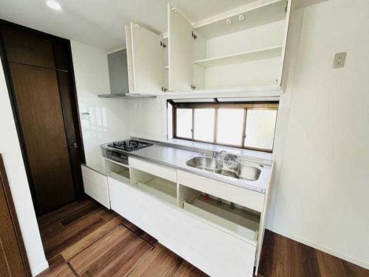 キッチン 「キッチン」新品交換、収納スペース充実しています。
