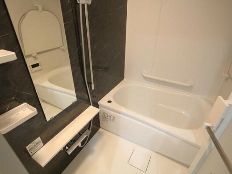 浴室 浴槽は跨ぎやすいよう配慮されており、シャワーヘッドの位置も変えられる、使い勝手の良い浴室です。