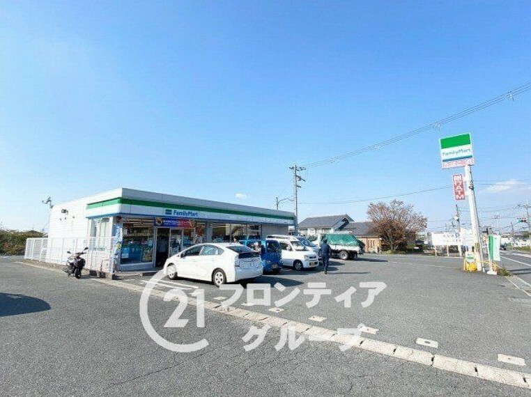 コンビニ ファミリーマート天理柳本店 徒歩9分。