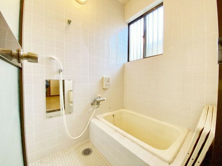 浴室 自然換気ができる窓付きバスルーム