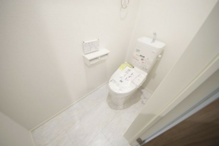 トイレ 清潔感ある白を基調としたトイレ、毎日気持ちよく使えそう