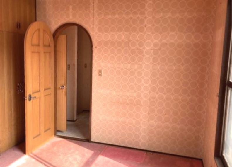 丸い扉、壁紙、ピンクの絨毯がレトロでかわいいです。