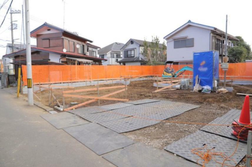 現況写真 住宅用の土地では前面道路に2m以上接していなければならないと法律で定められています。しかし、お持ちの車のサイズやライフスタイルなどにより、2mでは利便が悪い場合もございますので、事前に確認しましょう。