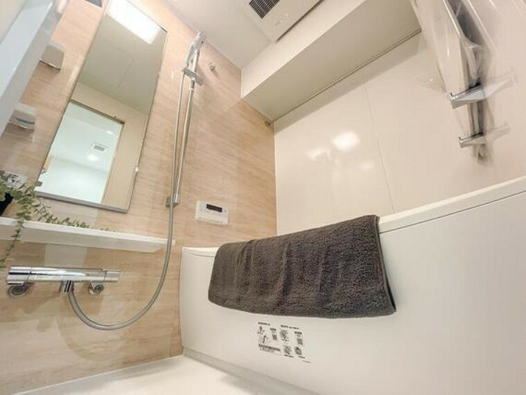 浴室 素敵なバスパネルと曲線デザインが美しい浴槽が高級感を感じさせる浴室に身も心も癒されます。疲れを癒す場所にふさわしい快適で清潔な空間で心も体もオフになる極上のリラックスタイムをお楽しみください。