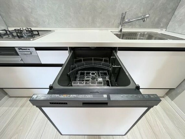 片付けの負担を軽減する食洗器付。利便性や収納力も兼ね備えた美しいキッチン。