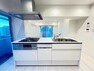 キッチン ホワイトを基調とした清潔感のあるキッチン。作業台が広く使え、すっきり美しいキッチン空間を保てます。