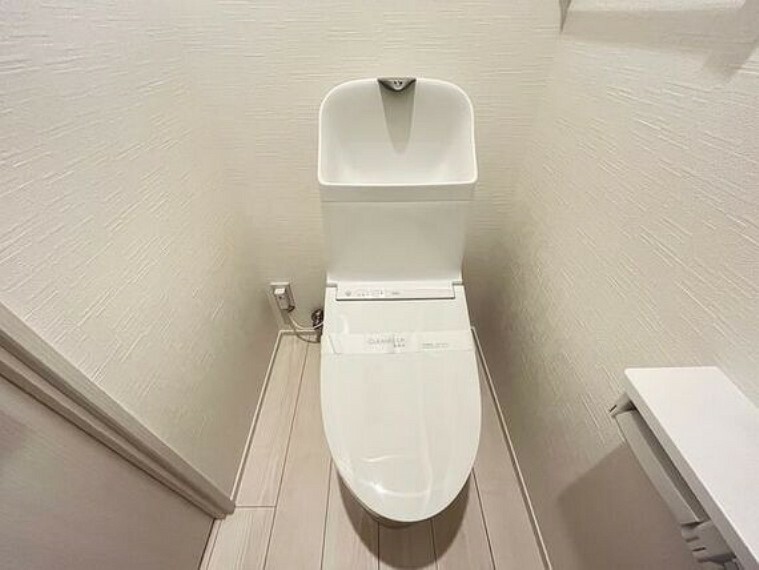 トイレ 毎日使うものだからトイレはシャープでシンプルなデザインに。