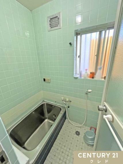 【清潔感のあるグリーンを基調とした浴室】<BR/>爽やかな色使いのお風呂は、疲れを癒してくれる落ち着きの空間です。