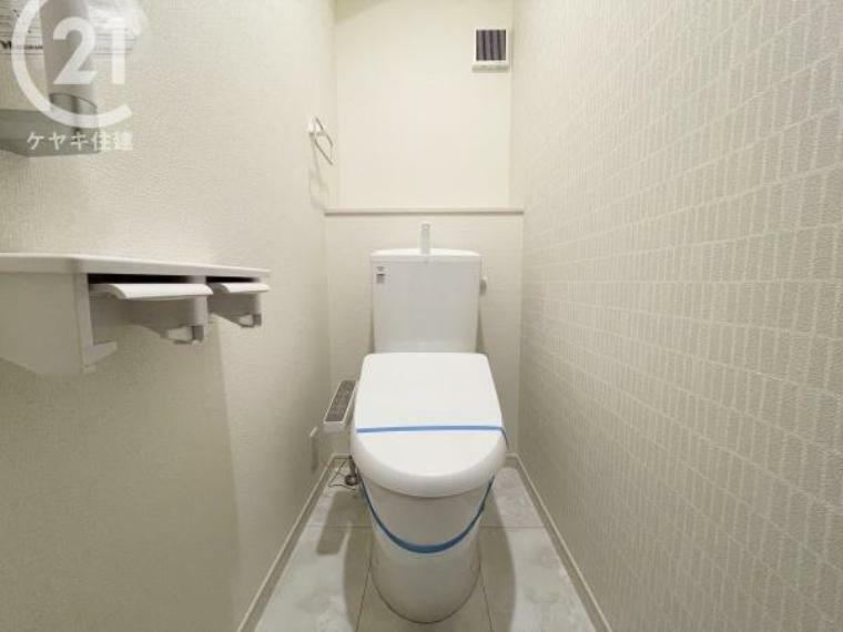 トイレ 2カ所に省エネ仕様のトイレ付き！2階から階段を降りなくてもいいので、お部屋からの移動が短縮できます。