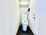 トイレ 白を基調とした清潔感あふれる空間となっております。