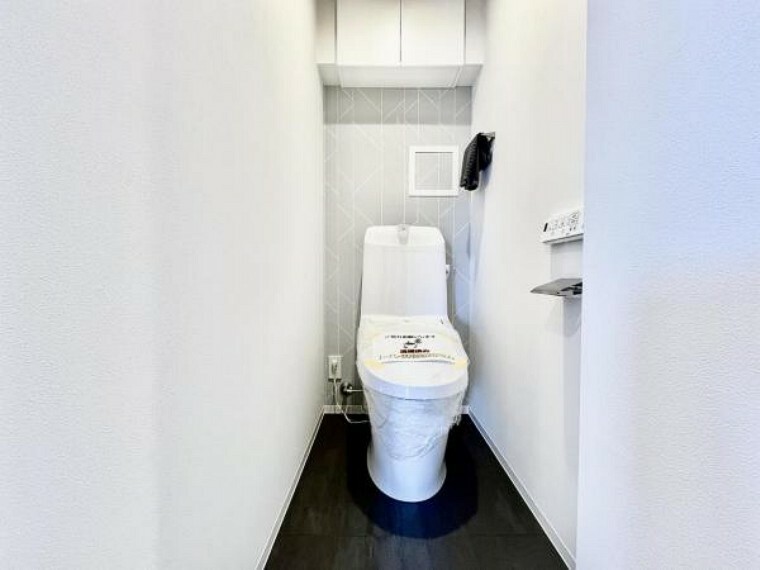 トイレ 白を基調とした清潔感あふれる空間となっております。