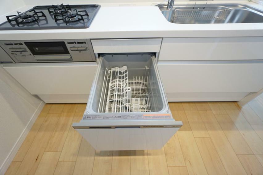 キッチン 家事の時間が短縮できる食器洗浄乾燥機付。後片付けも楽になりますね。
