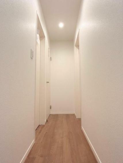 【リフォーム中 4月5日撮影】2階の廊下の写真です。床はフローリング張替え、壁・天井はクロス張替えを行う予定です。