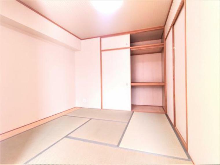 【リフォーム済】リビングには和室が隣接しています。畳の表替え、クロスの張り替えを行い、明るいお部屋になりました。