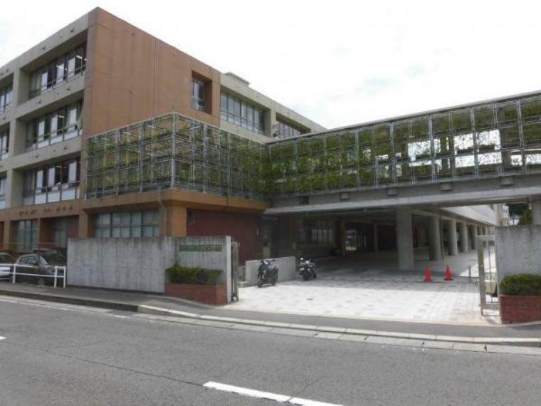 中学校 【中学校】東長崎中学校まで徒歩23分（1800m）です。距離はありますが、毎日歩くことで体力もつきますね。