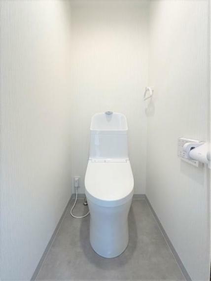 玄関 【リフォーム済】トイレはTOTO製の温水洗浄機能付きに新品交換しました。表面は凹凸がないため汚れが付きにくく、継ぎ目のない形状でお手入れが簡単です。