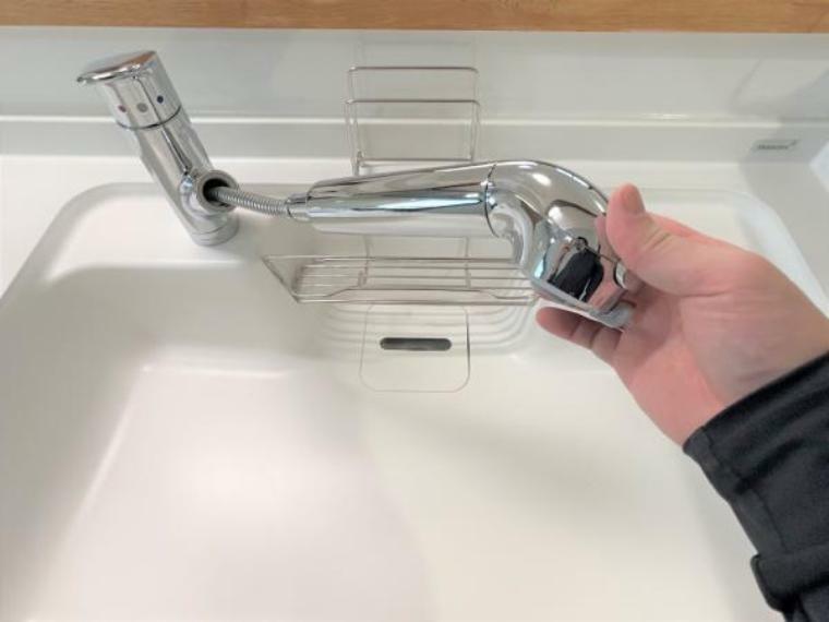 【リフォーム済】新品交換したキッチンの水栓金具はノズルが伸びてシンクのお手入れもラクラクです。