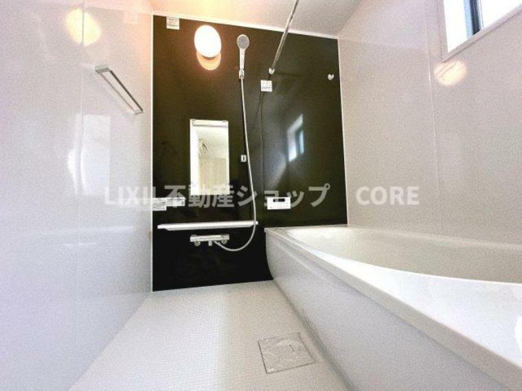 浴室 浴室乾燥暖房付のバスルーム。天気や時間を気にせずに、いつでも洗濯物を乾かせます。