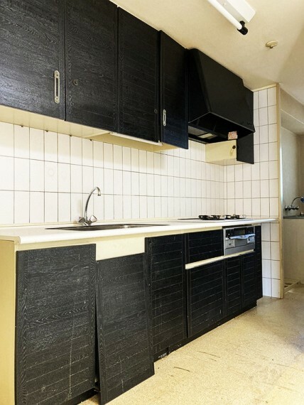 キッチン ■収納豊富なシステムキッチン！3口ガスコンロで効率的にお料理の支度ができます！