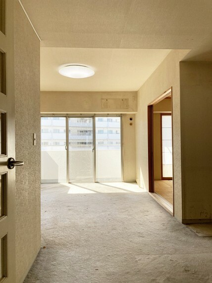 居間・リビング ■約13.91帖のLDKは南西バルコニーから光の射し込む明るいお部屋です！