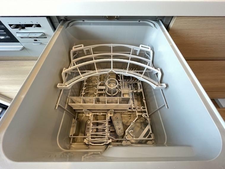 キッチン 後片づけもラクラクな食器洗浄乾燥機付きです水道代も節約になります。