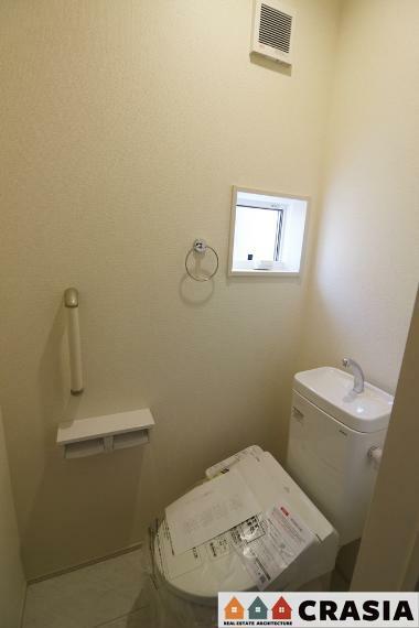 トイレ 1階トイレです。壁には収納スペースがあり、トイレットペーパーや芳香剤などを置くのに便利ですね（2024年2月撮影）