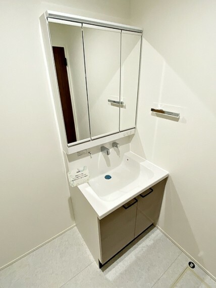 洗面台の三面鏡の裏には収納があるので、見られたくないものの収納に便利