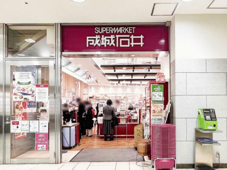 直輸入ワインチーズ自家製惣菜生鮮食品輸入菓子など日本世界から選りすぐられた食品を取り揃えているスーパーです営業時間 9:00～22:00（約974m）