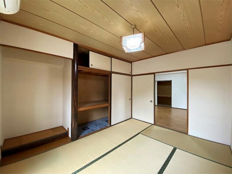 和室6帖。床の間と出し入れしやすい大きめの押し入れがあります