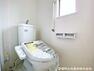 現況外観写真 トイレはシンプルで清潔感があり、快適な使用を約束します。