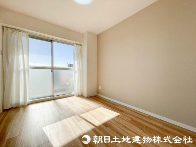 洋室 窓から差し込む暖かな陽光のある洋室！大き目のベッド配置可能で主寝室におすすめ！