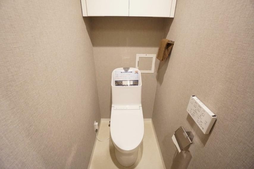 壁リモコンタイプのウォシュレット付き。すっきりした見た目で、トイレ奥の掃除もしやすいです。トイレ上部には収納付き＾＾