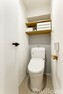 トイレ いつまでも清潔な空間であってほしい水回りは、目に留まるだけではなく、汚れをふき取り易いフロアと壁紙に。お気に入りの絵画を飾ったり、小さなお部屋でも工夫次第で素敵な空間に。