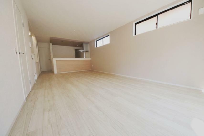 居間・リビング 床暖房付のリビングは24.5帖の大空間